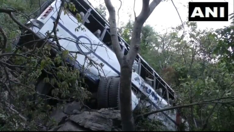 भाविकांच्या बसवर दहशतवादी हल्ला; 10 ठार, 33 जखमी