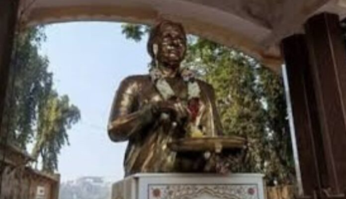 स्वर्गीय मीनाताई ठाकरे पुतळा