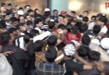 iPhone खरेदीसाठी अॅपल स्टोअरच्या बाहेर तुफान हाणामारी