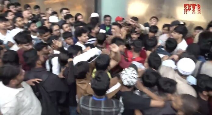 iPhone Craze In India | फोटोः PTI