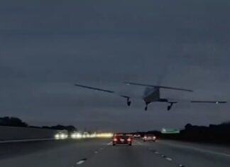 हायवेवर क्रॅश लँडिंग दरम्यान विमानाची कारला धडक, Video