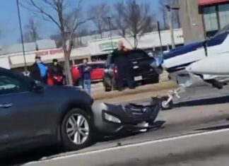 रस्त्यावर विमानाचे आपत्कालीन लँडिंग, अनेक वाहनांना धडक; व्हिडिओ