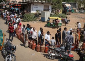 राज्यात गॅसचा अभूतपूर्व तुटवडा: घरपोच सेवा विस्कळीत, बुकिंग नंबरही बंद; नागरिक रस्त्यावर