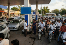 अफवेमुळे पेट्रोल पंपांवर झुंबड: अनेक शहरांत वाहनधारकांच्या रांगा