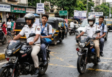 ‘खाकी’तील देवदूत: १२ वीच्या विद्यार्थ्यांसाठी पोलीस बनले ‘सारथी’