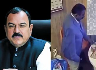 तुमच्याही मोबाईलमध्ये अशोक खरातचा व्हिडिओ आहे का? व्हिडिओ व्हायरल करताना…