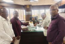 ग्रंथालय कर्मचाऱ्यांच्या प्रलंबित मागण्यांसाठी जिल्हाधिकाऱ्यांना निवेदन