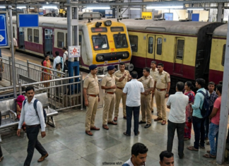 रेल्वे स्थानकात खळबळजनक घटना; मोबाईल हिसकावून अल्पवयीन मुलीवर लैंगिक अत्याचार