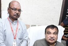 ग्रंथालय कर्मचाऱ्यांच्या प्रलंबित मागण्यांसाठी केंद्रीय मंत्री नितीन गडकरींना निवेदन