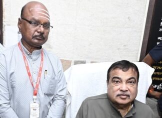ग्रंथालय कर्मचाऱ्यांच्या प्रलंबित मागण्यांसाठी केंद्रीय मंत्री नितीन गडकरींना निवेदन