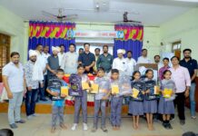 राजर्षी शाहू महाराज जयंतीनिमित्त आयडल्स बहुउद्देशीय सामाजिक संस्थेकडून शालेय साहित्य वाटप