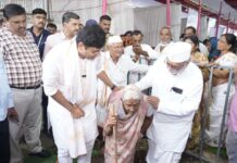 रांगेत उभ्या वृद्धांची दखल; प्रशासनाने घडवले थेट दर्शन