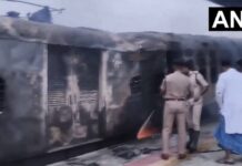 पहाटेच्या अंधारात धावत्या पॅसेंजरला भीषण आग; खिडकीतून उड्या मारत प्रवाशांची जीव वाचवण्यासाठी पळापळ!