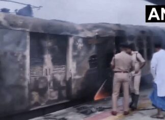 पहाटेच्या अंधारात धावत्या पॅसेंजरला भीषण आग; खिडकीतून उड्या मारत प्रवाशांची जीव वाचवण्यासाठी पळापळ!