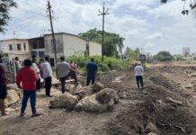 जेसीबीने रस्ता केला उद्ध्वस्त, रहिवाशांचा रस्ता बंद अन् जीवन अस्तव्यस्त!
