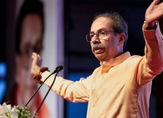 चिन्हाची सुनावणी सर्वोच्च न्यायालयात जारी, मोदी-शिंदेंच्या भेटीनंतर ठाकरेंची जोरदार फलंदाजी!