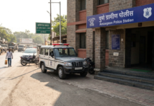 मारहाण व जातीवाचक शिवीगाळ प्रकरणी ११ पोलिसांवर गुन्हा दाखल